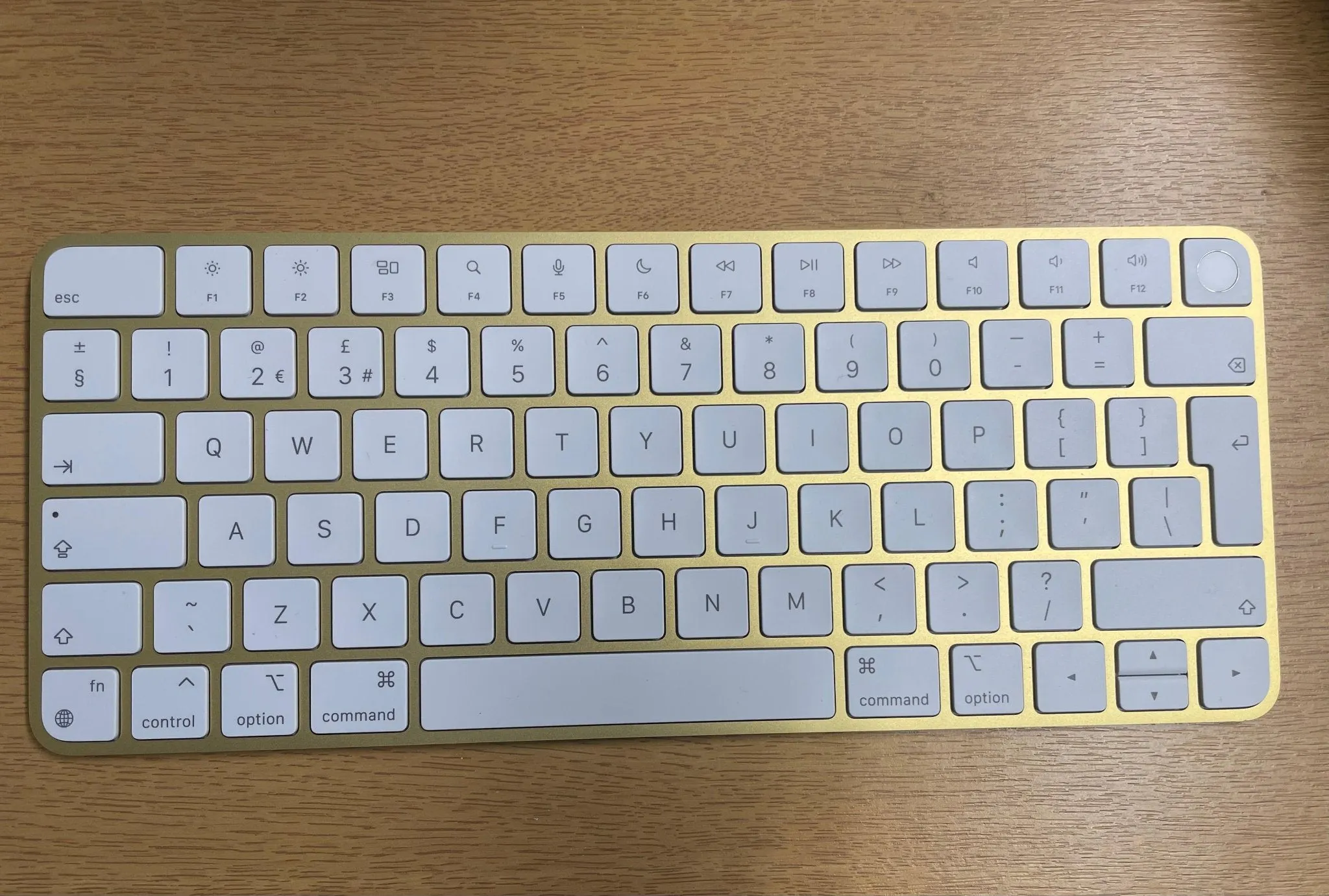 Apple Magic Keyboard with Touch ID – Bluetooth, Rechargeable, Compatible with Mac (Silicon), British English Layout, White Keys (No Box)