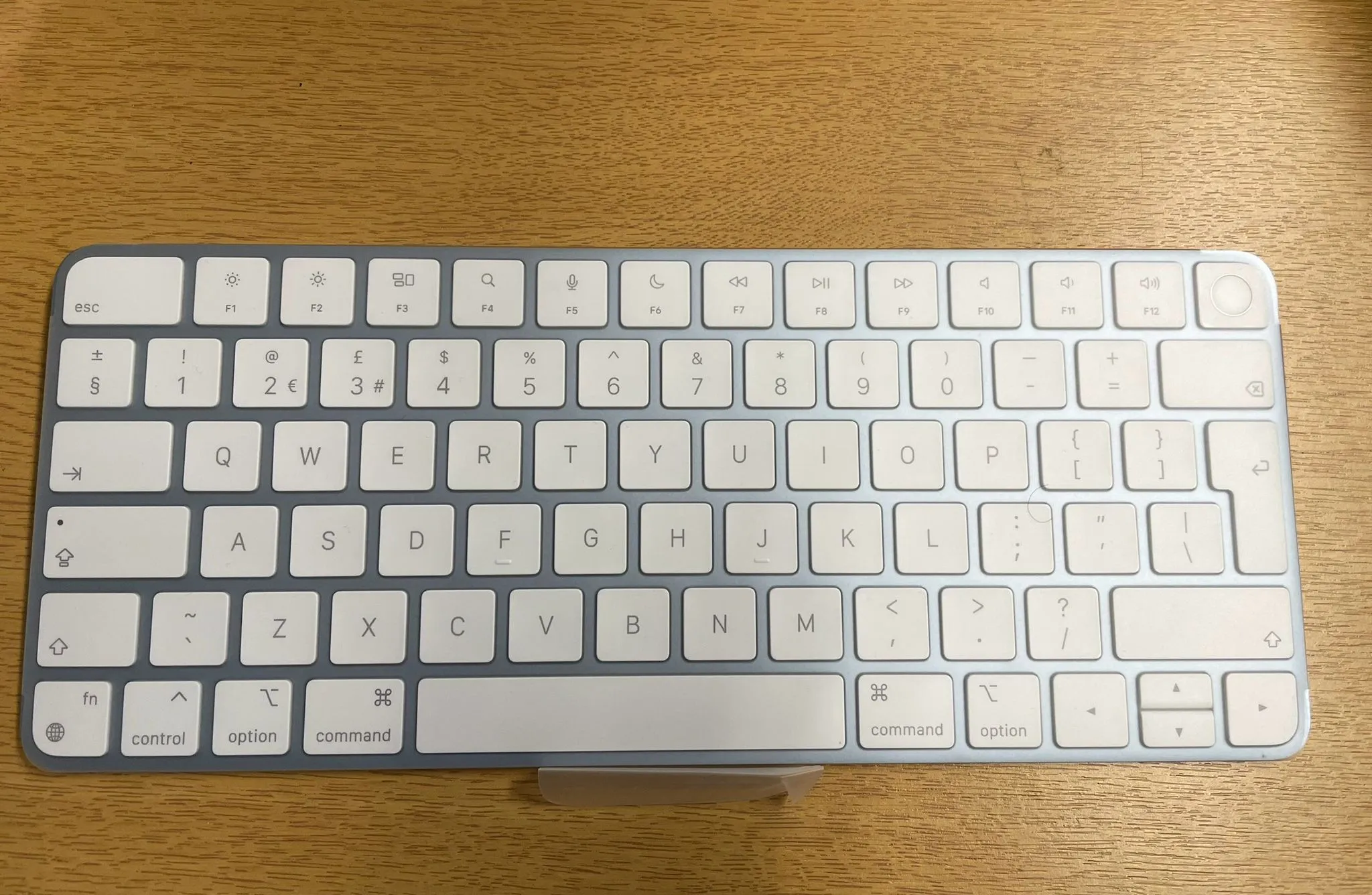 Apple Magic Keyboard with Touch ID – Bluetooth, Rechargeable, Compatible with Mac (Silicon), British English Layout, White Keys (No Box)