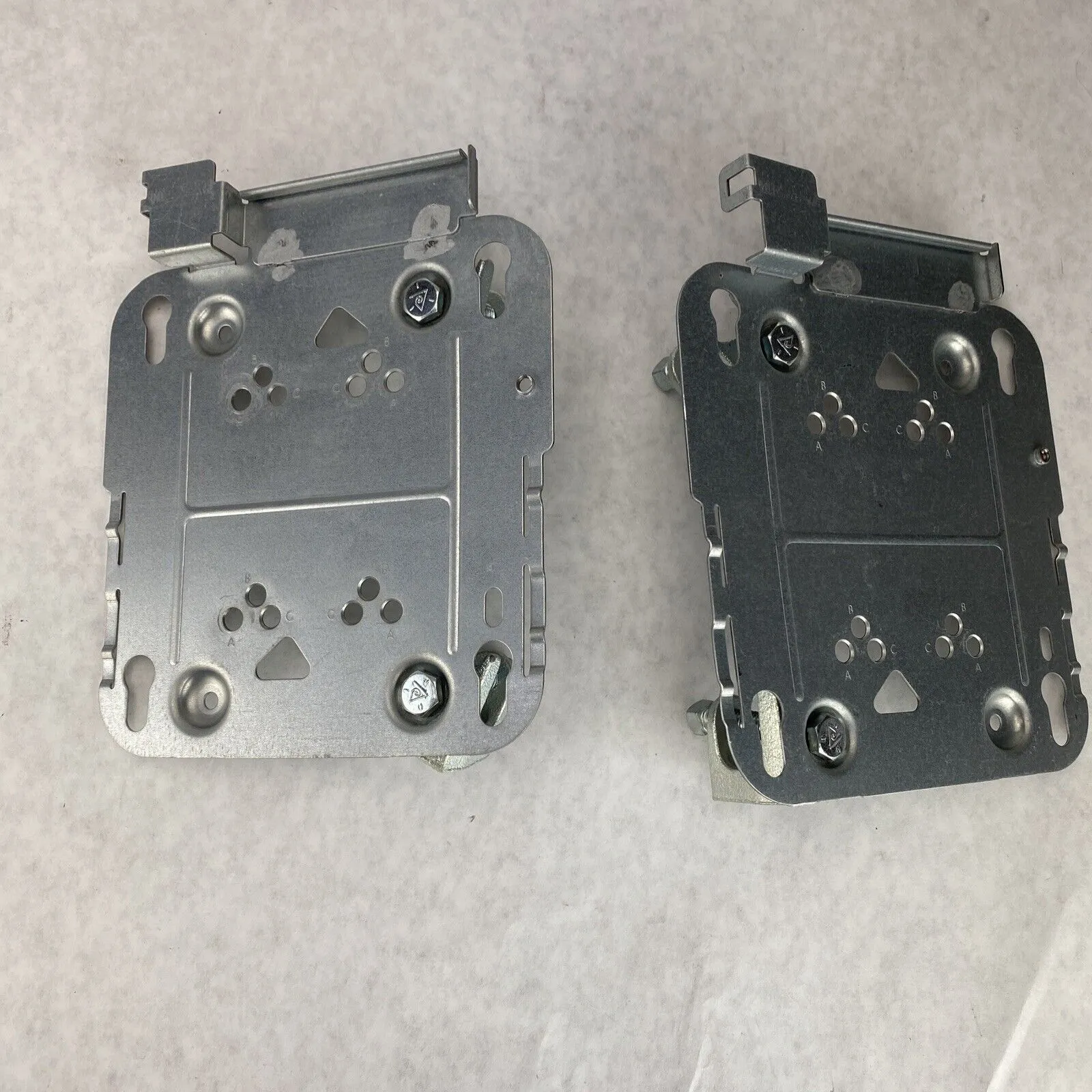 Lot of 2 Cisco 700-26425-03 Access Point Mounting Bracket WITH 4 CLAMPS